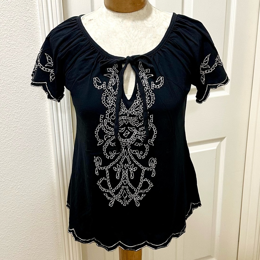 Vintage Lux By Urban Outfitters Cute S/S Black Boho Top w/Cream Embroidery - L